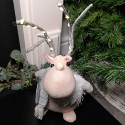 Samuel Alexander Plush White Christmas Reindeer with LED Lit Antlers - Size: 52 x 18 x 14cm - Wilko - thumbnail 3