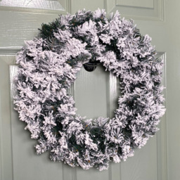 Premier Snow Flocked Woodcote Pine Christmas Wreath 50cm - Size: 50 x 50 x 50cm - Green - Wilko - thumbnail 3