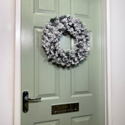 Premier Snow Flocked Woodcote Pine Christmas Wreath 50cm - Size: 50 x 50 x 50cm - Green - Wilko - thumbnail 6