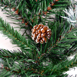 Best Artificial Frosted Deluxe Christmas Garland with Pine and Spruce Tips 370cm - Green - Wilko - thumbnail 7