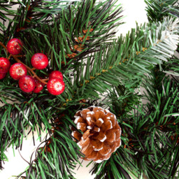 Best Artificial Frosted Deluxe Christmas Garland with Pine and Spruce Tips 370cm - Green - Wilko - thumbnail 3