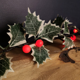 Samuel Alexander Warm White LED Artificial Garland with Berries 180cm - Wilko - thumbnail 4