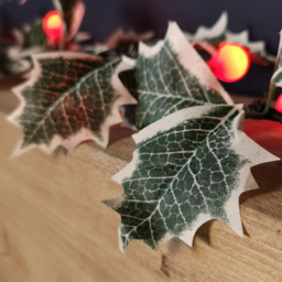 Samuel Alexander Warm White LED Artificial Garland with Berries 180cm - Wilko - thumbnail 5