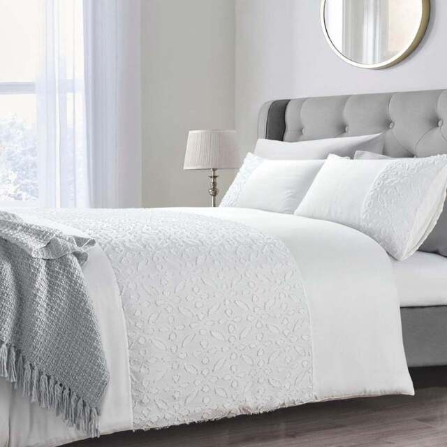 Intimates Zenith Double Tufted Duvet Set - White - Wilko - image 1