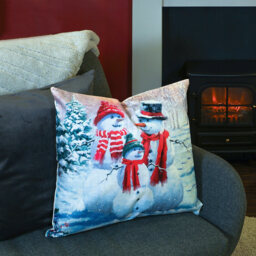 Xmas Haus Christmas-Themed Snowman Family Design Cushion 45 x 45cm - Multi - Wilko - thumbnail 3