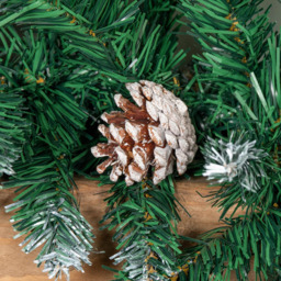 Samuel Alexander Snow Tipped Christmas Garland with Red Berries Cones and Bullet Tips 270cm - Size: 27 x 2.7 x 27cm - Green - Wilko - thumbnail 5