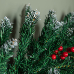 Samuel Alexander Snow Tipped Christmas Garland with Red Berries Cones and Bullet Tips 270cm - Size: 27 x 2.7 x 27cm - Green - Wilko - thumbnail 4