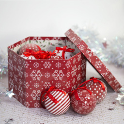 The Christmas Workshop Red and White Snowflake Bauble 14 Pack - Wilko - thumbnail 4