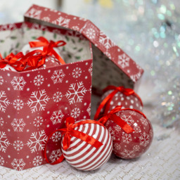 The Christmas Workshop Red and White Snowflake Bauble 14 Pack - Wilko - thumbnail 6