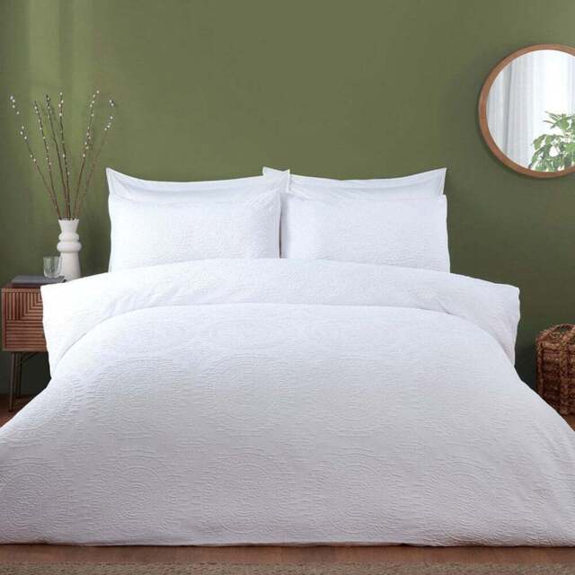 Kingsbridge Duvet Cover and Pillowcase Set - White/Superking - Size: Super King - Wilko - image 1