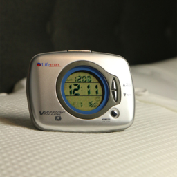 Lifemax Vibration Alarm Clock - Size: 7 x 9.2 x 1.6cm - Silver - Wilko - thumbnail 3