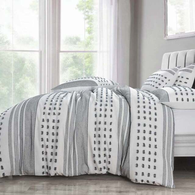 Intimates Arlo Double Tufted Duvet Set - White - Wilko - image 1