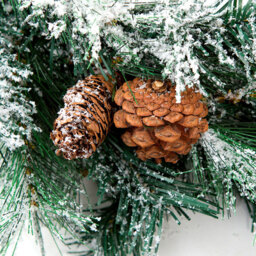 Best Artificial Christmas Garland with Frosted Colorado Pine and Spruce Tips 370cm - Green - Wilko - thumbnail 4