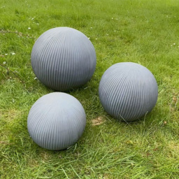 wilko Vertical Ribbed Light Grey Outdoor Decorative Ball 37.5cm - thumbnail 4
