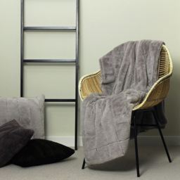 Paoletti Empress Grey Large Faux Fur Throw 140 x 200cm - Size: 200 x 140cm - Wilko - thumbnail 3