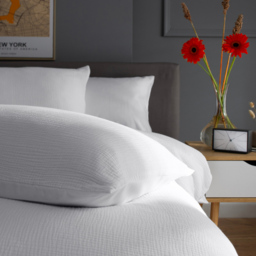 The Lyndon Company St Quentin Super King Size White Duvet Cover and Pillowcase Set - Green - Wilko - thumbnail 3