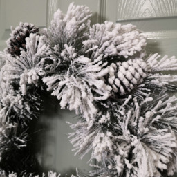 Premier Snow Flocked Wreath 50cm with Acorns - Size: 50 x 50 x 50cm - White - Wilko - thumbnail 4