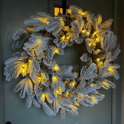 Festive Christmas Pre-Lit Snow Flocked Wreath 60cm - Size: 15 x 60 x 60cm - Green - Wilko - thumbnail 7