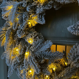 Festive Christmas Pre-Lit Snow Flocked Wreath 60cm - Size: 15 x 60 x 60cm - Green - Wilko - thumbnail 6