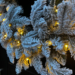 Festive Christmas Pre-Lit Snow Flocked Wreath 60cm - Size: 15 x 60 x 60cm - Green - Wilko - thumbnail 4