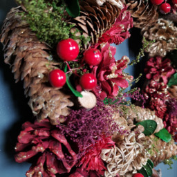 Samuel Alexander Christmas Wreath with Pine Cones and Berries Gold and Red 36cm - Size: 36 x 36 x 36cm - Wilko - thumbnail 7