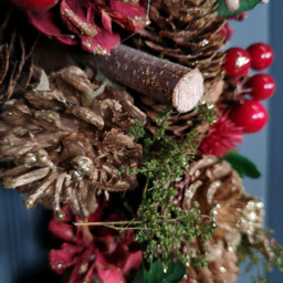 Samuel Alexander Christmas Wreath with Pine Cones and Berries Gold and Red 36cm - Size: 36 x 36 x 36cm - Wilko - thumbnail 5