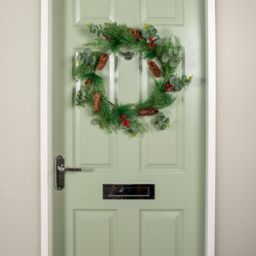 Samuel Alexander Eucalyptus Wreath with Red Berries and Pinecones 50cm - Size: 50 x 50 x 5cm - Red / Green - Wilko - thumbnail 3