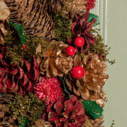 Samuel Alexander Red Wreath with Berries and Pinecones 50cm - Size: 50 x 50 x 50cm - Wilko - thumbnail 7