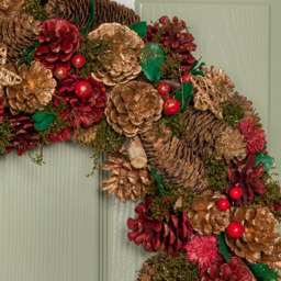 Samuel Alexander Red Wreath with Berries and Pinecones 50cm - Size: 50 x 50 x 50cm - Wilko - thumbnail 4