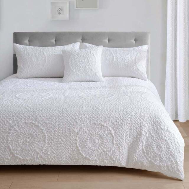 Velosso Winchester Super King Size White Duvet Set - Wilko - image 1
