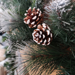 Samuel Alexander Frosted Glacier Christmas Garland with Pine Cones 270cm - Size: 9ft - Green - Wilko - thumbnail 4