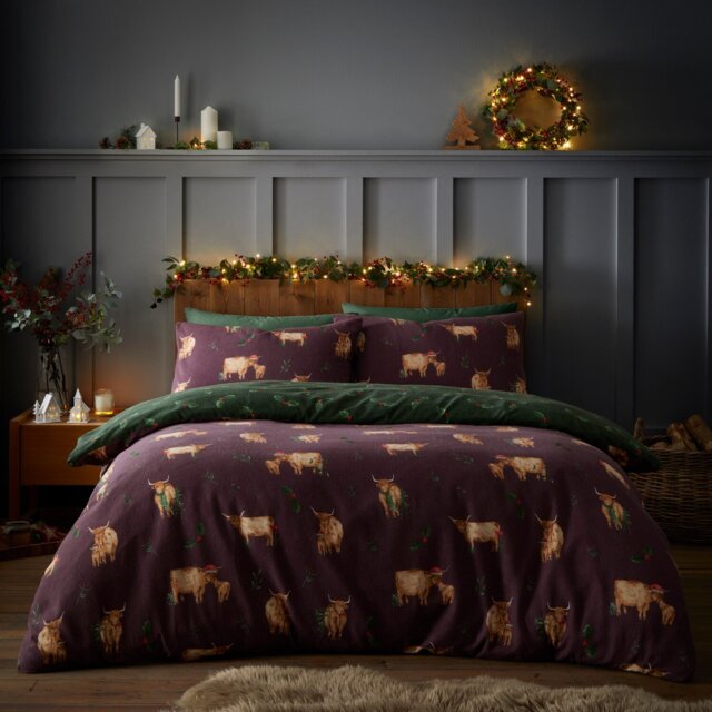 Christmas Highland Cows Duvet Set Burgundy and Green Superking - Size: Super King - Wilko - image 1