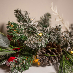 The Christmas Centre 100 Warm White LED Pre-Lit Jack Frost Garland with Berries and Pinecones 180cm - Size: 183 x 25 x 25cm - Wilko - thumbnail 5
