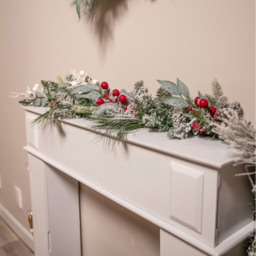The Christmas Centre 100 Warm White LED Pre-Lit Jack Frost Garland with Berries and Pinecones 180cm - Size: 183 x 25 x 25cm - Wilko - thumbnail 3