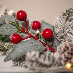 The Christmas Centre 100 Warm White LED Pre-Lit Jack Frost Garland with Berries and Pinecones 180cm - Size: 183 x 25 x 25cm - Wilko - thumbnail 4