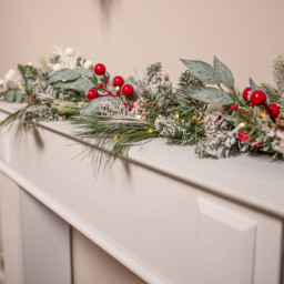 The Christmas Centre 100 Warm White LED Pre-Lit Jack Frost Garland with Berries and Pinecones 180cm - Size: 183 x 25 x 25cm - Wilko - thumbnail 7