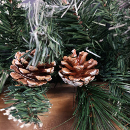 Samuel Alexander Snow Flocked Christmas Garland with Pine Cones and Mixed Needles 270cm - Size: 9ft - Green - Wilko - thumbnail 4