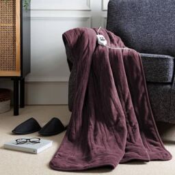 Slumberdown Plum Comfy Hugs Heated Throw 120 x 160cm - Purple - Wilko - thumbnail 4