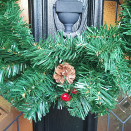 Premier Christmas Wreath with Festive Berry and Pinecones 50cm - Size: 50 x 50 x 50cm - Green - Wilko - thumbnail 4