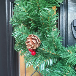 Premier Christmas Wreath with Festive Berry and Pinecones 50cm - Size: 50 x 50 x 50cm - Green - Wilko - thumbnail 6