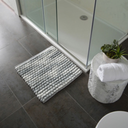 Allure Bath Fashions Grey Marble Effect Chunky Bobble Square Non Slip Bath Mat 50 x 50cm - Size: 50 x 50 x 1cm - Wilko - thumbnail 3