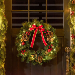 Everglow Green Christmas Wreath 60cm - Wilko - thumbnail 3
