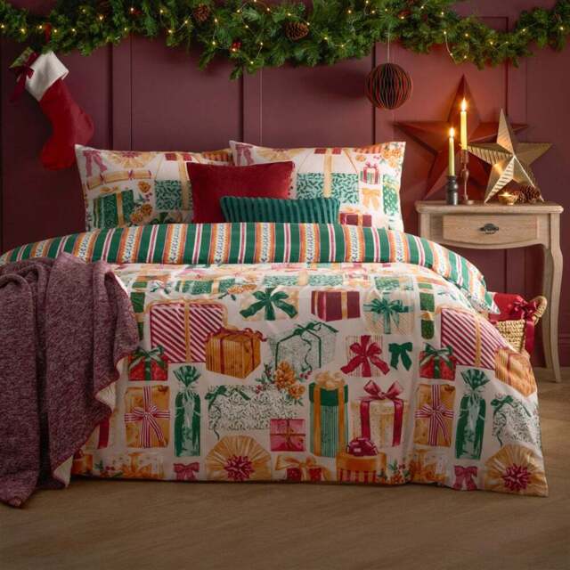 Furn Double All Wrapped Up Printed Reversible Duvet Set - Green - Wilko - image 1
