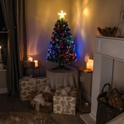 The Christmas Centre Warm White LED Green Fibre Optic Artificial Xmas Tree with Berries 3ft - Wilko - thumbnail 3