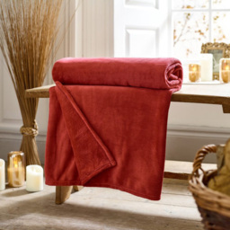 Deyongs Crimson Snuggle Touch Throw 140 x 180cm - Red - Wilko - thumbnail 3