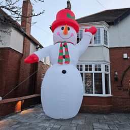 Samuel Alexander Snowman with Raised Arm Light Up Inflatable Christmas Decoration 20ft - Size: 600 x 600 x 170cm - White - Wilko - thumbnail 6