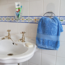 Lifemax Stick 'n' Stay Handy Hooks Bathroom Set - Size: 12 x 12 x 12.5cm - White - Wilko - thumbnail 4