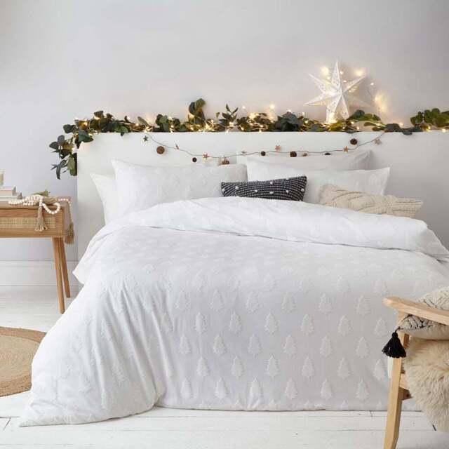furn. Yard Tufted Tree Super King Size White Festive Duvet Cover Set - Wilko - image 1