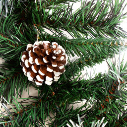 Best Artificial Frosted Deluxe Christmas Garland with Pine and Spruce Tips 270cm - Green - Wilko - thumbnail 6