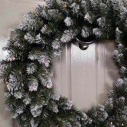 Samuel Alexander Warm White LED Snow Tipped Christmas Wreath Green 60cm - Size: 60 x 60 x 60cm - Wilko - thumbnail 4